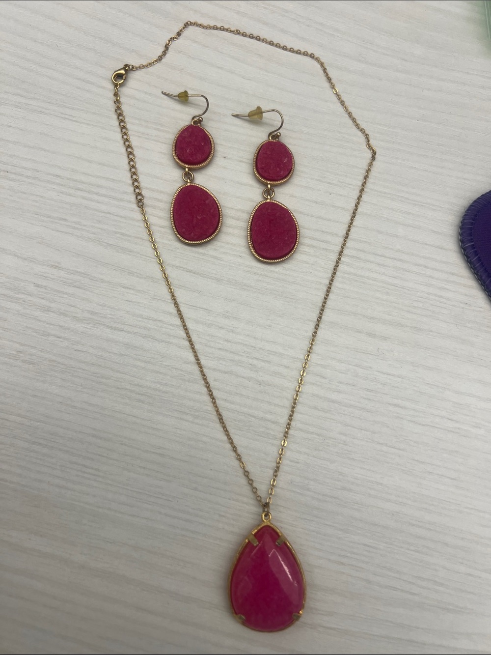 Gold-Tone Pink Teardrop Necklace with Matching Double Oval Earrings